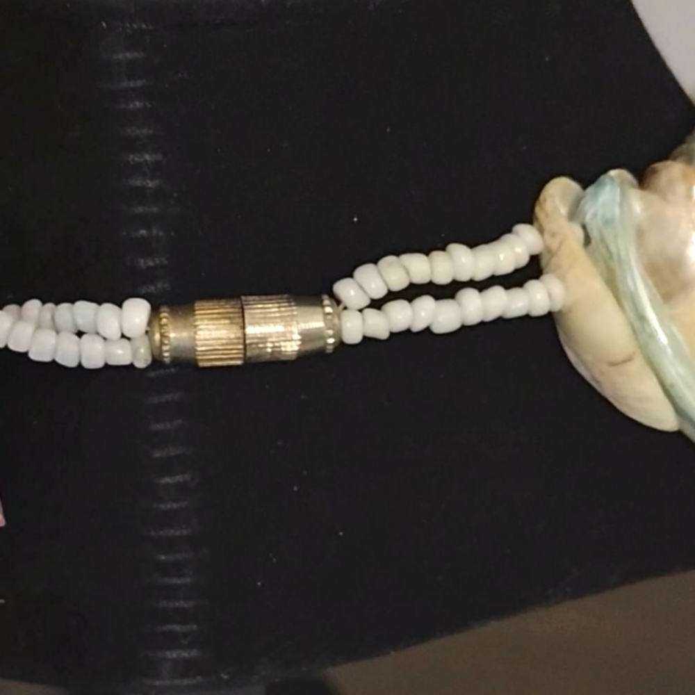 Vintage and colorful sea shell necklace with screw closure - Picture 3 of 7